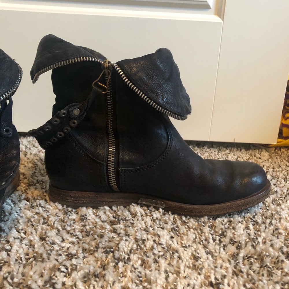 Zipper trimmed leather boot